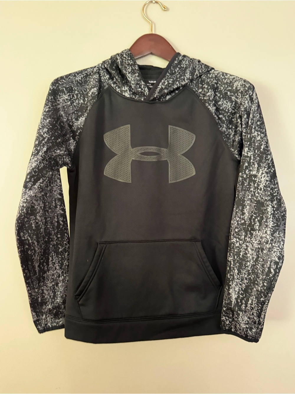 Under Armour Boys Black Performance Hoodie Pullover you size Large